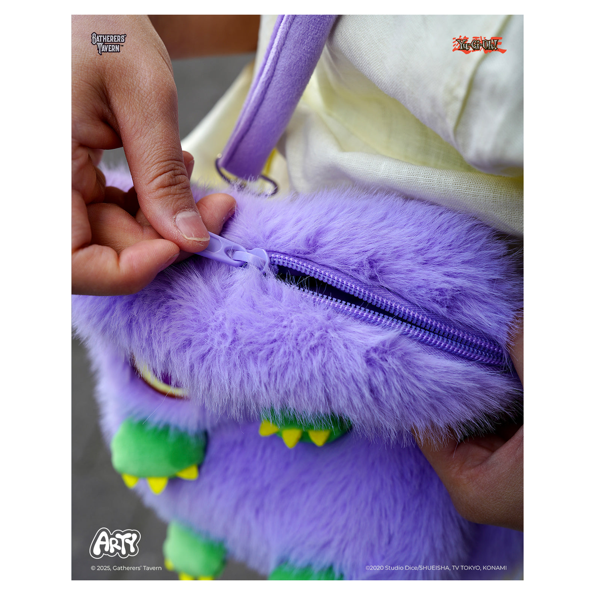 Teal Kuribeh character plush sling bag with adjustable strap and internal pocket - Kuribah - imagen 2