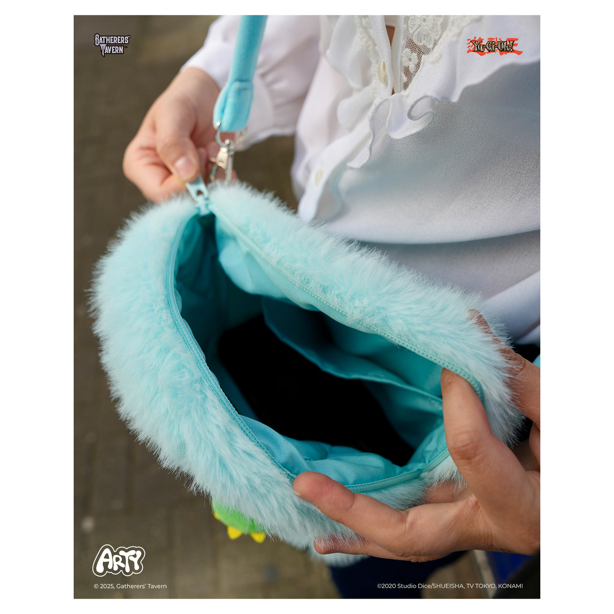 Teal Kuribeh character plush sling bag with adjustable strap and internal pocket - Kuribeh - imagen 9